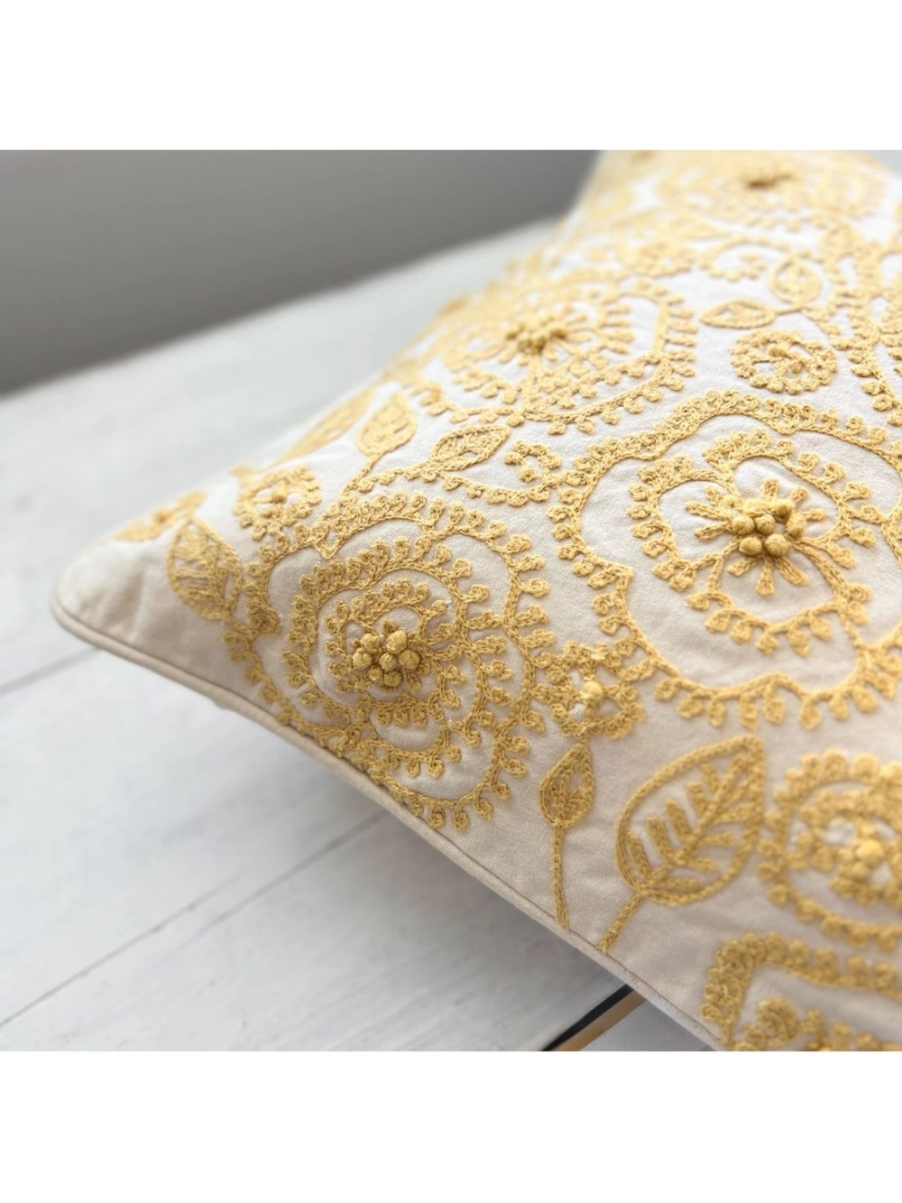 1 Pottery Barn Embroidered Floral Throw Pillow Cover Yellow Gold 18" Knit Crewel